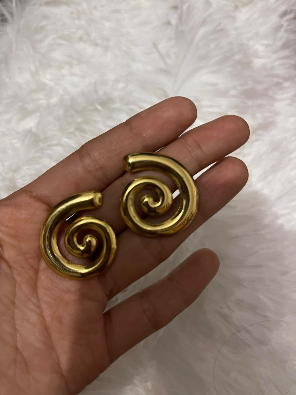 Zarcillos en forma de espiral dorados, foto 2 de 2