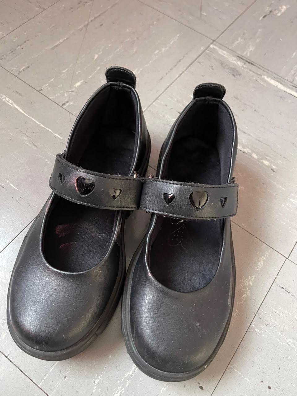 Zapatos negros de niña con tira, foto 2 de 2
