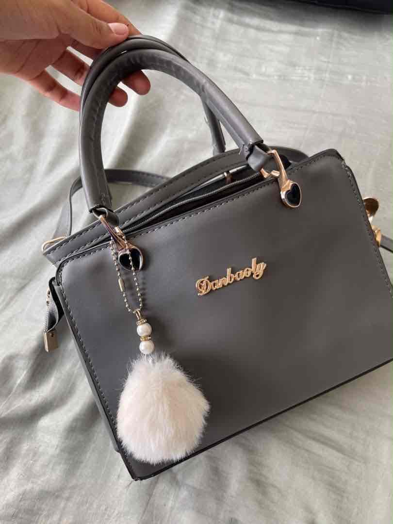 Cartera gris con llavero de peluche, foto 1 de 1