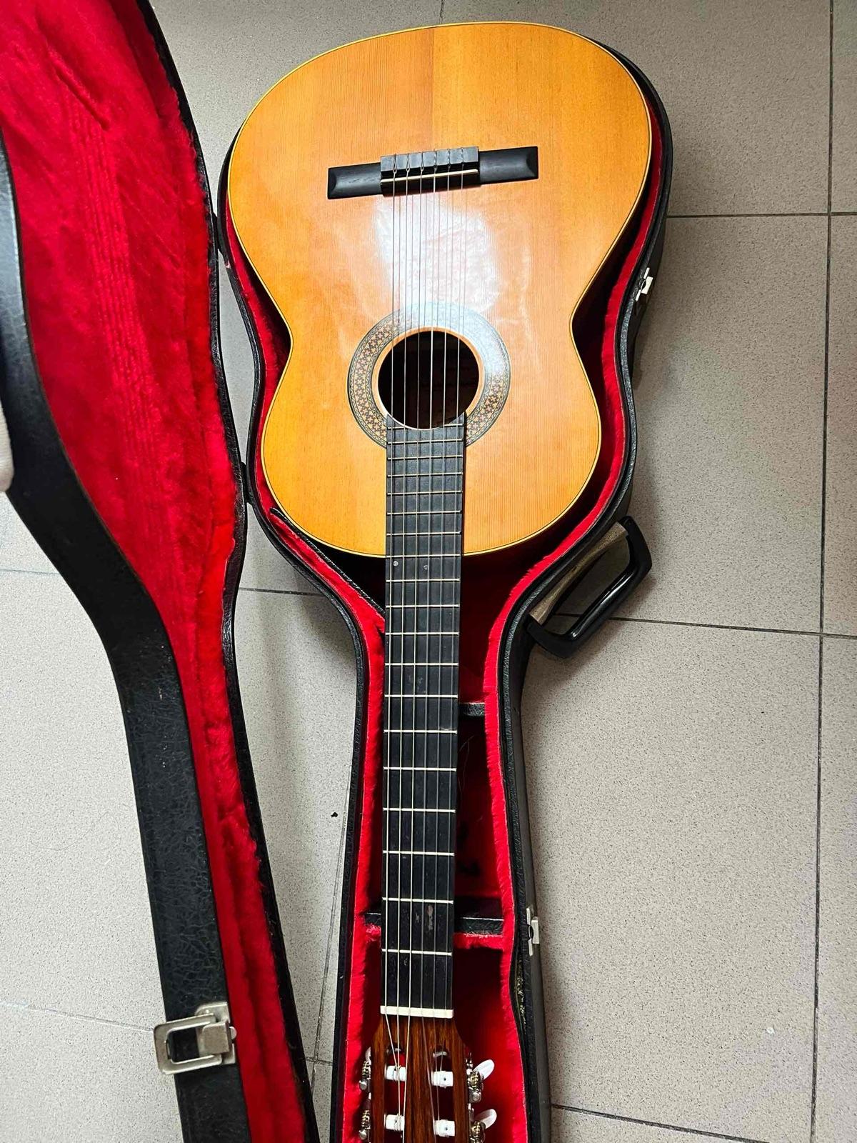 Guitarra clásica con estuche duro, foto 3 de 4