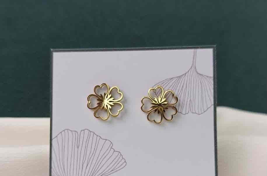 Zarcillos dorados en forma de flor, foto 1 de 1