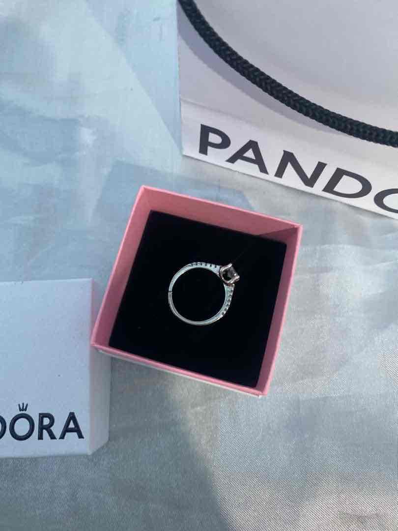 Anillo con piedra brillante en caja tipo Pandora, foto 2 de 4