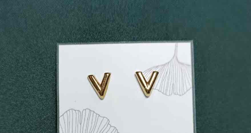 Zarcillos en forma de letra V dorados, foto 1 de 1