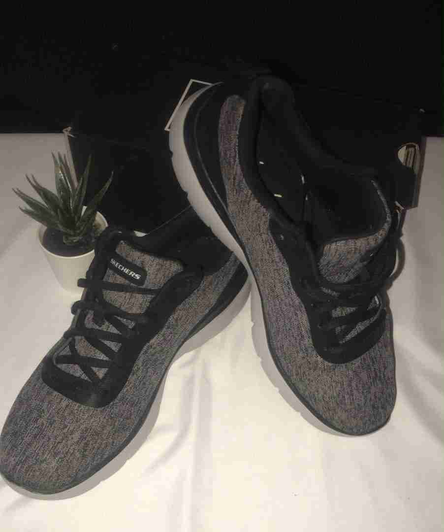 Zapatos Skechers grises y negros, foto 2 de 2
