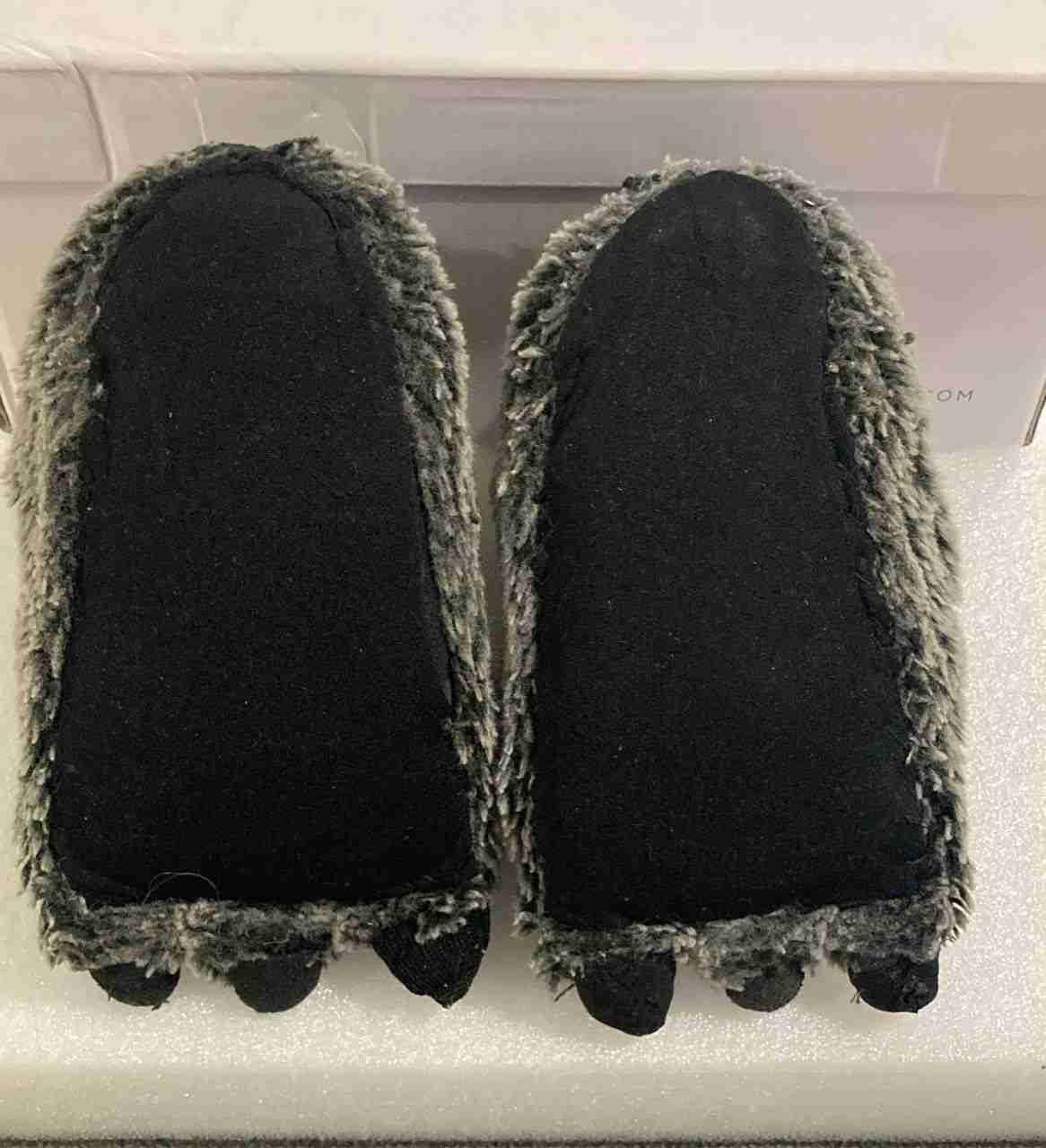 Zapatos tipo pantufla peludos grises y negros, foto 3 de 3