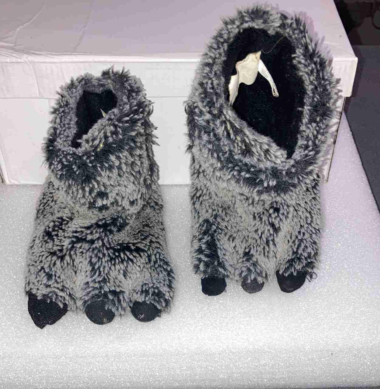Zapatos tipo pantufla peludos grises y negros, foto 2 de 3