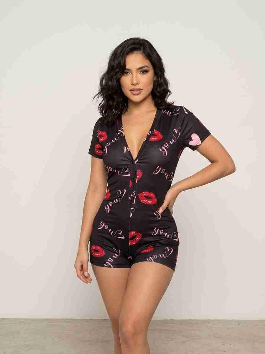 Mameluco o pijama corto negro con estampado de labios, foto 2 de 2
