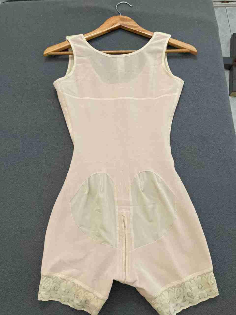 Faja moldeadora reductora beige con encaje, foto 2 de 2