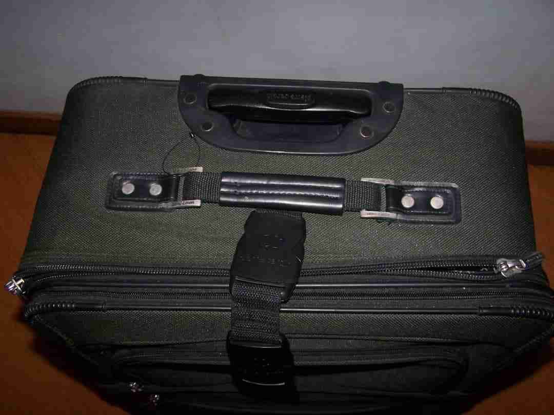 Maleta de viaje Pierre Cardin negra de tela, foto 3 de 4