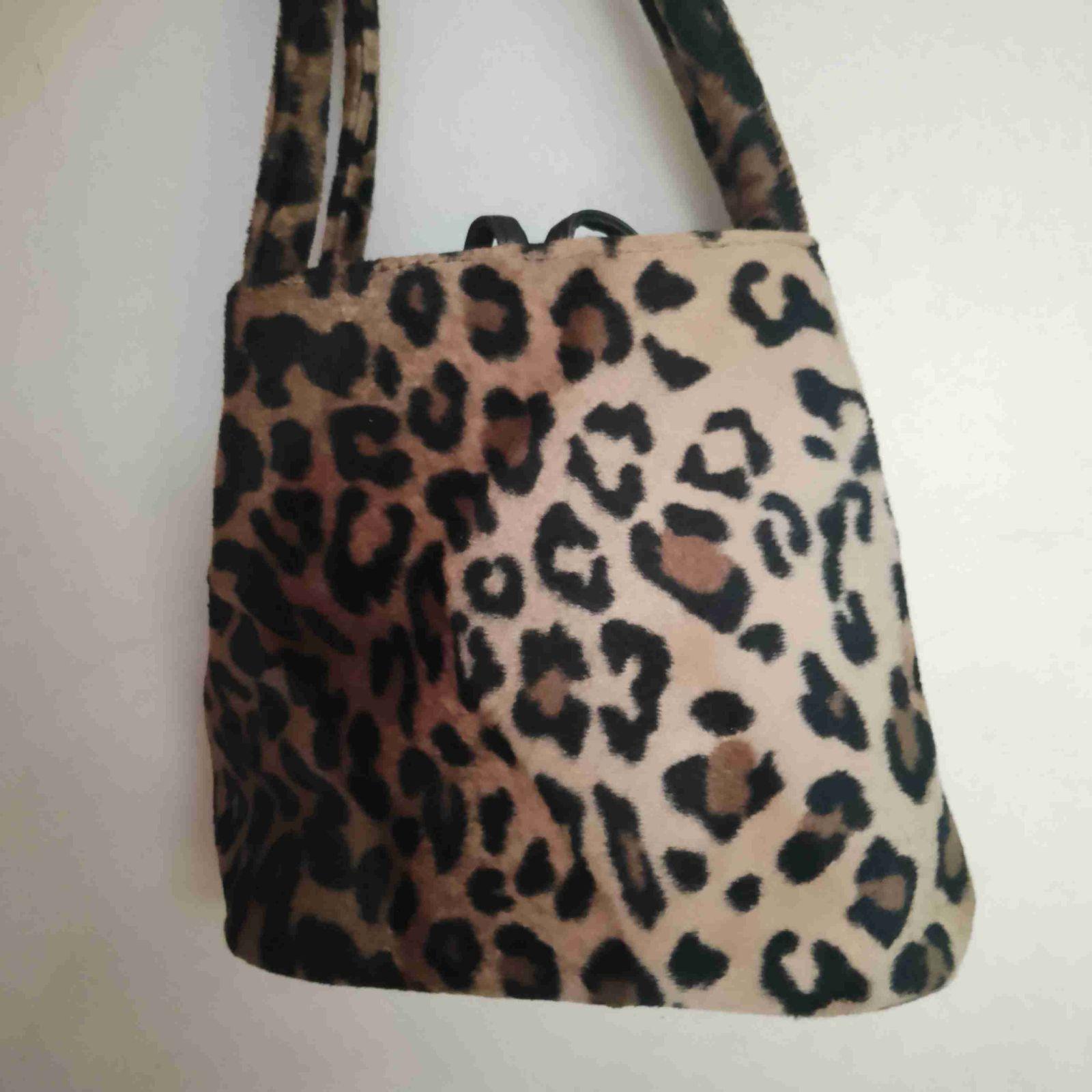 Cartera de mano estampada de leopardo, foto 2 de 3