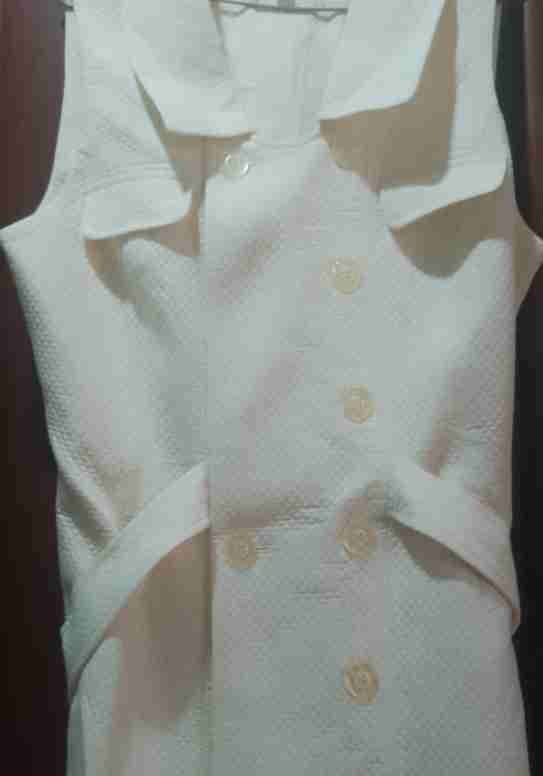 Vestido Blanco Sin Mangas Con Botones, foto 2 de 3