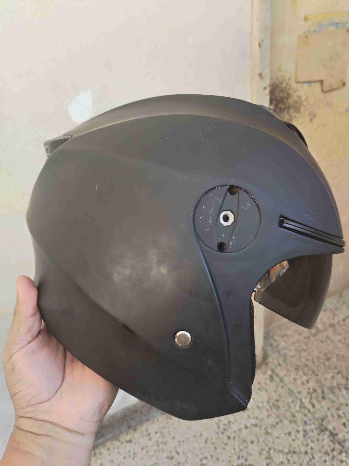 Casco de motocicleta negro con visor, foto 2 de 2