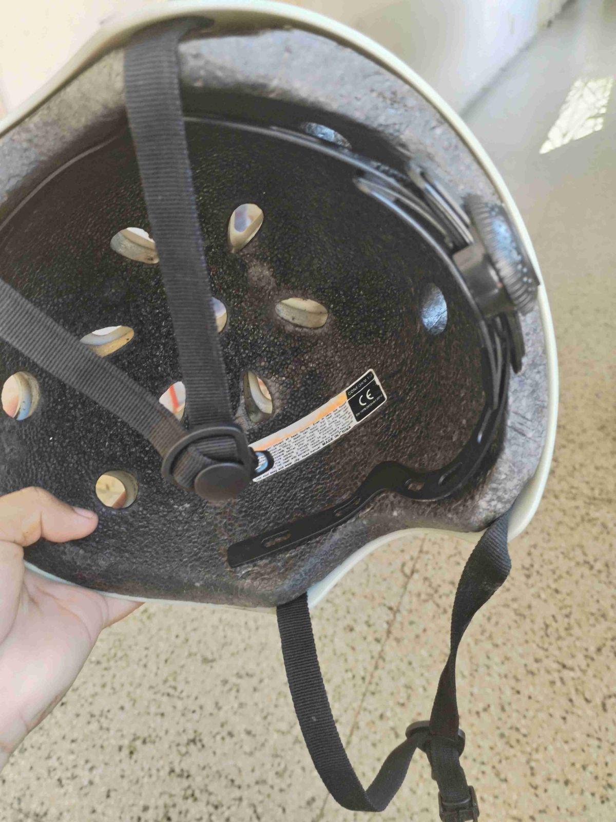 Casco de seguridad color gris con estampa, foto 2 de 2