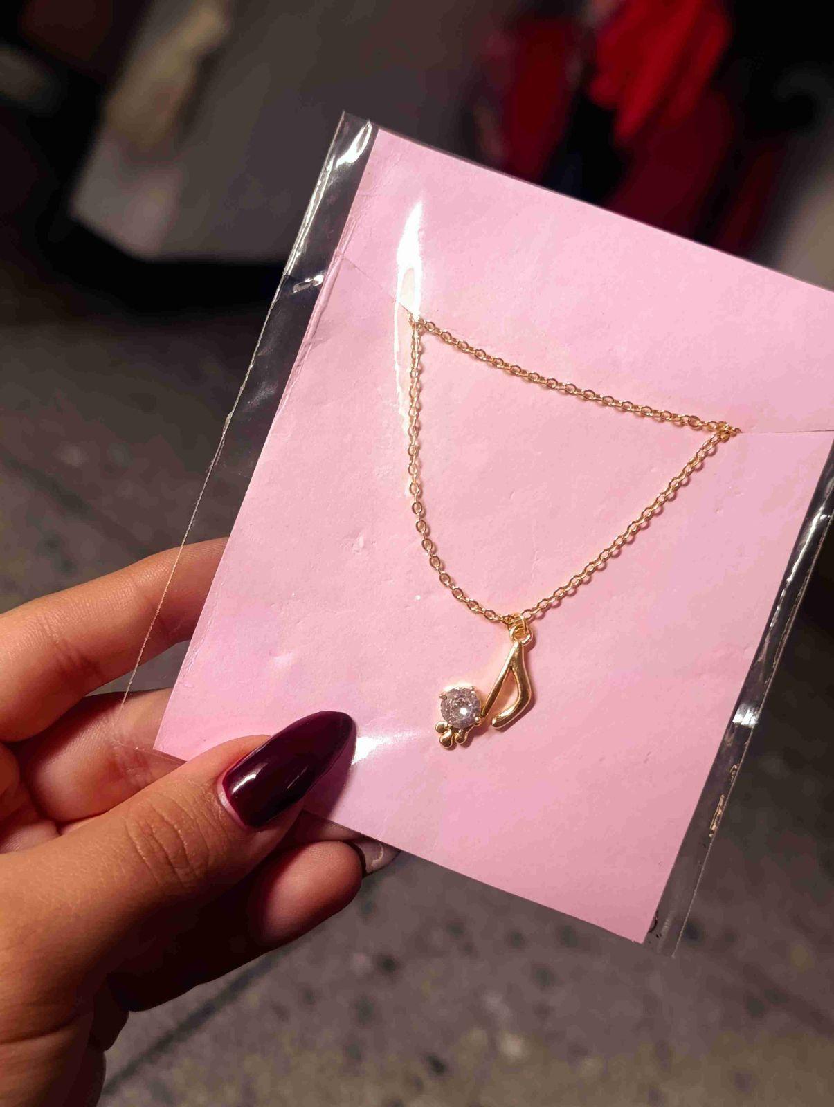 collares y pulsera dorados con dijes, foto 2 de 4