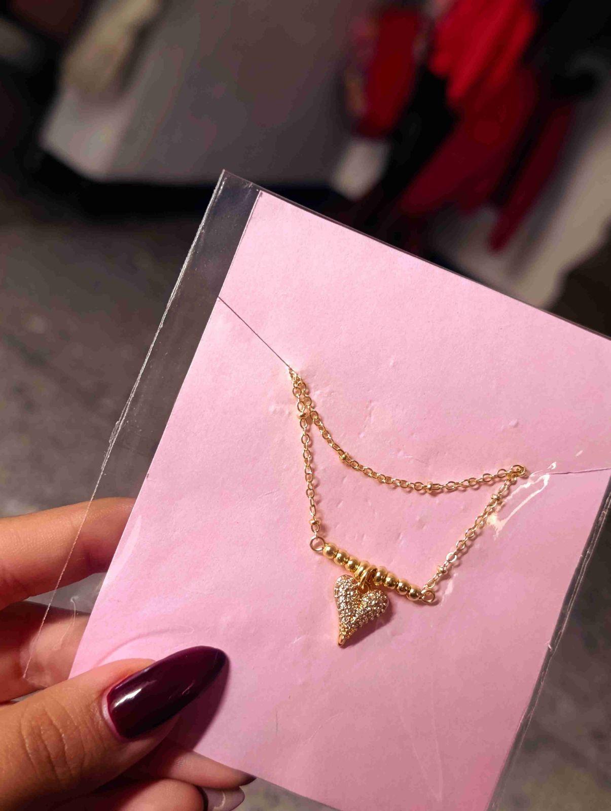 collares y pulsera dorados con dijes, foto 3 de 4