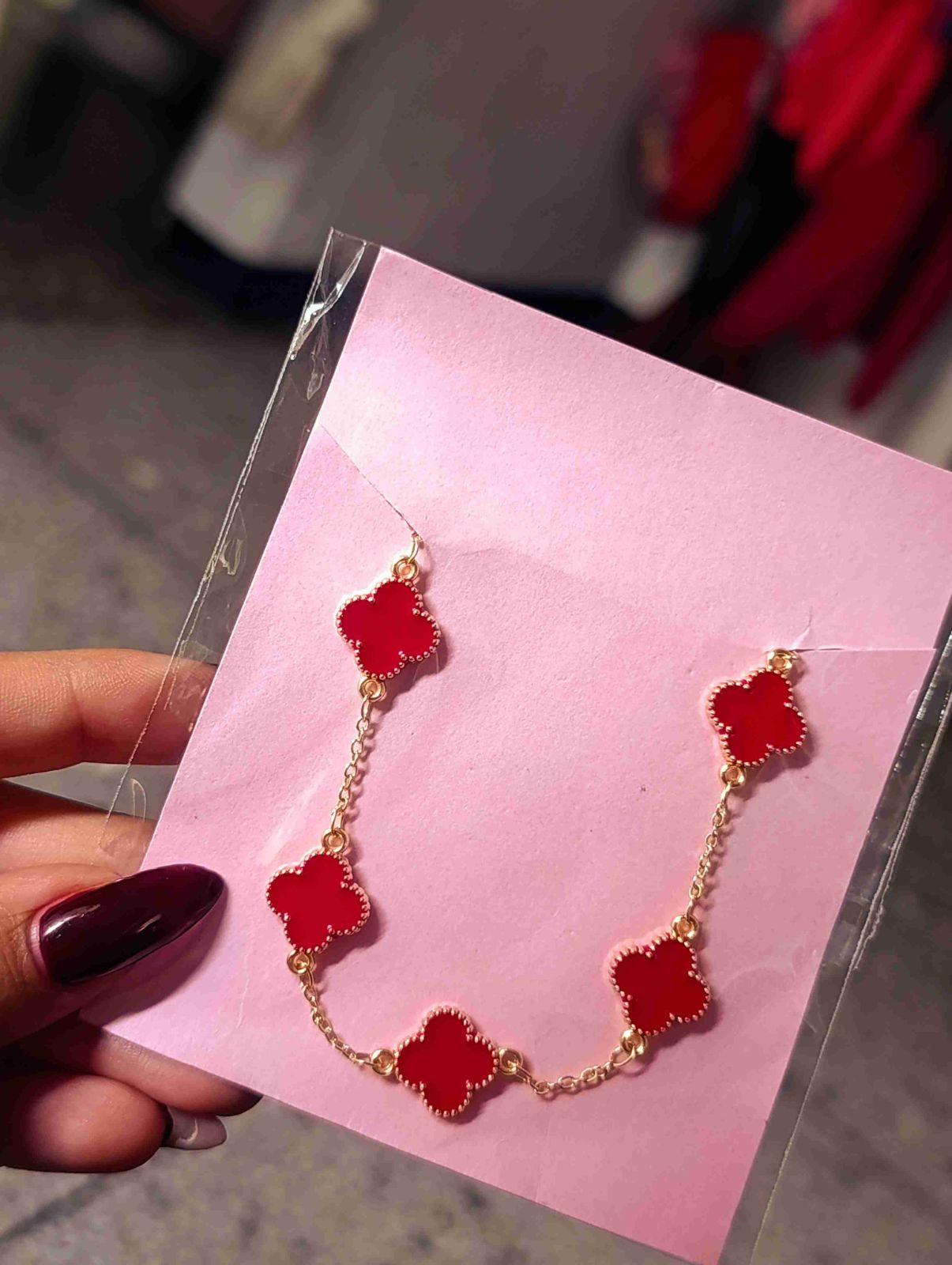 collares y pulsera dorados con dijes, foto 4 de 4