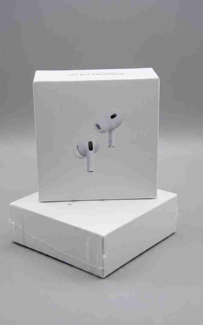 Audífonos inalámbricos blancos en caja sellada, foto 2 de 2