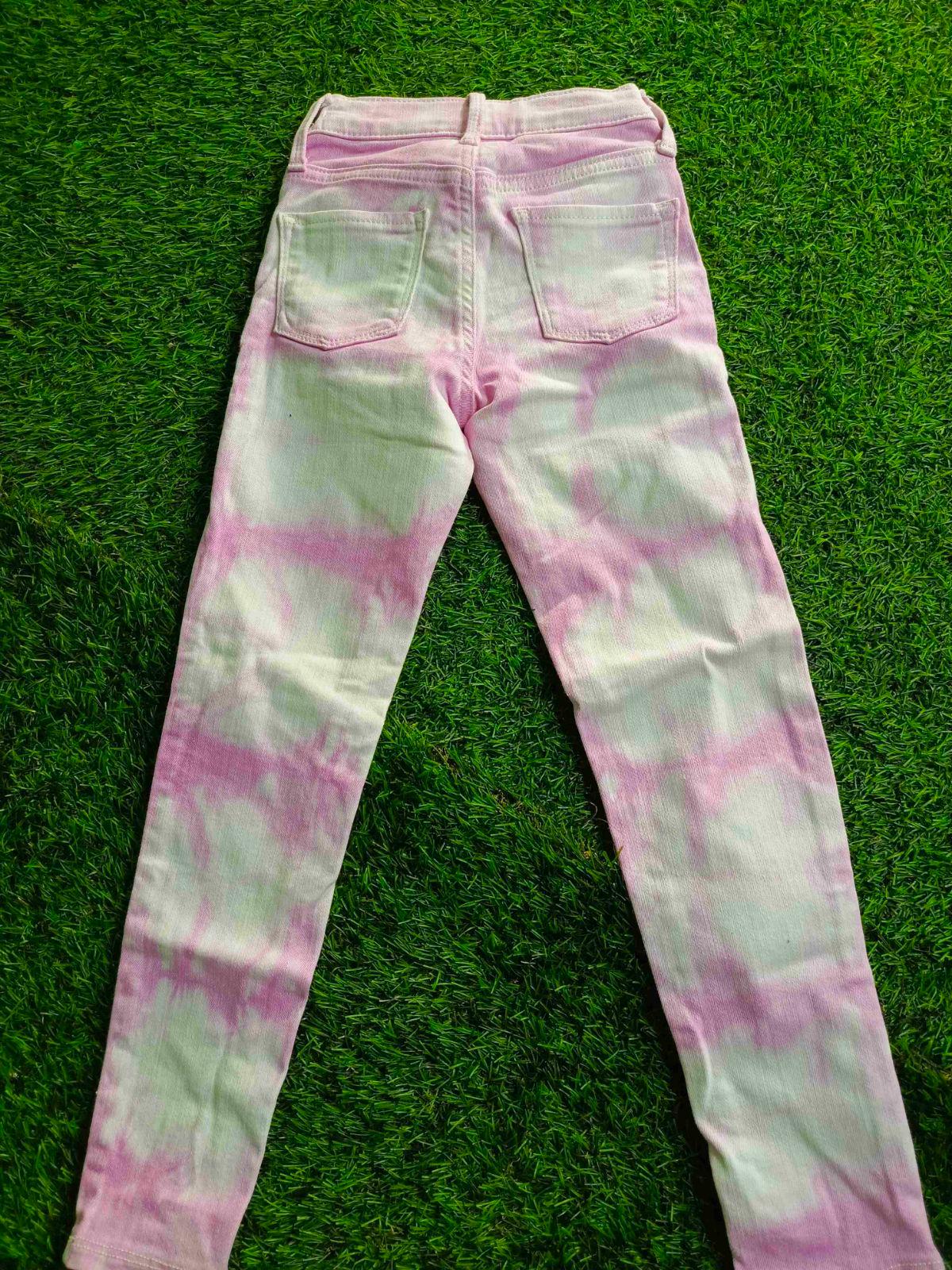 Jeans Old Navy para niña efecto desteñido rosado y blanco, foto 2 de 3