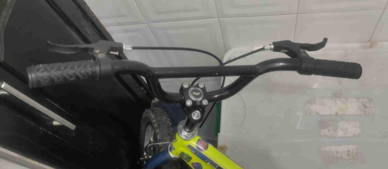 Bicicleta infantil de color amarillo y azul, foto 2 de 2