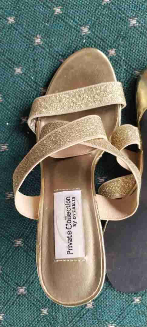 Sandalias Doradas con Tacón Private Collection, foto 2 de 6