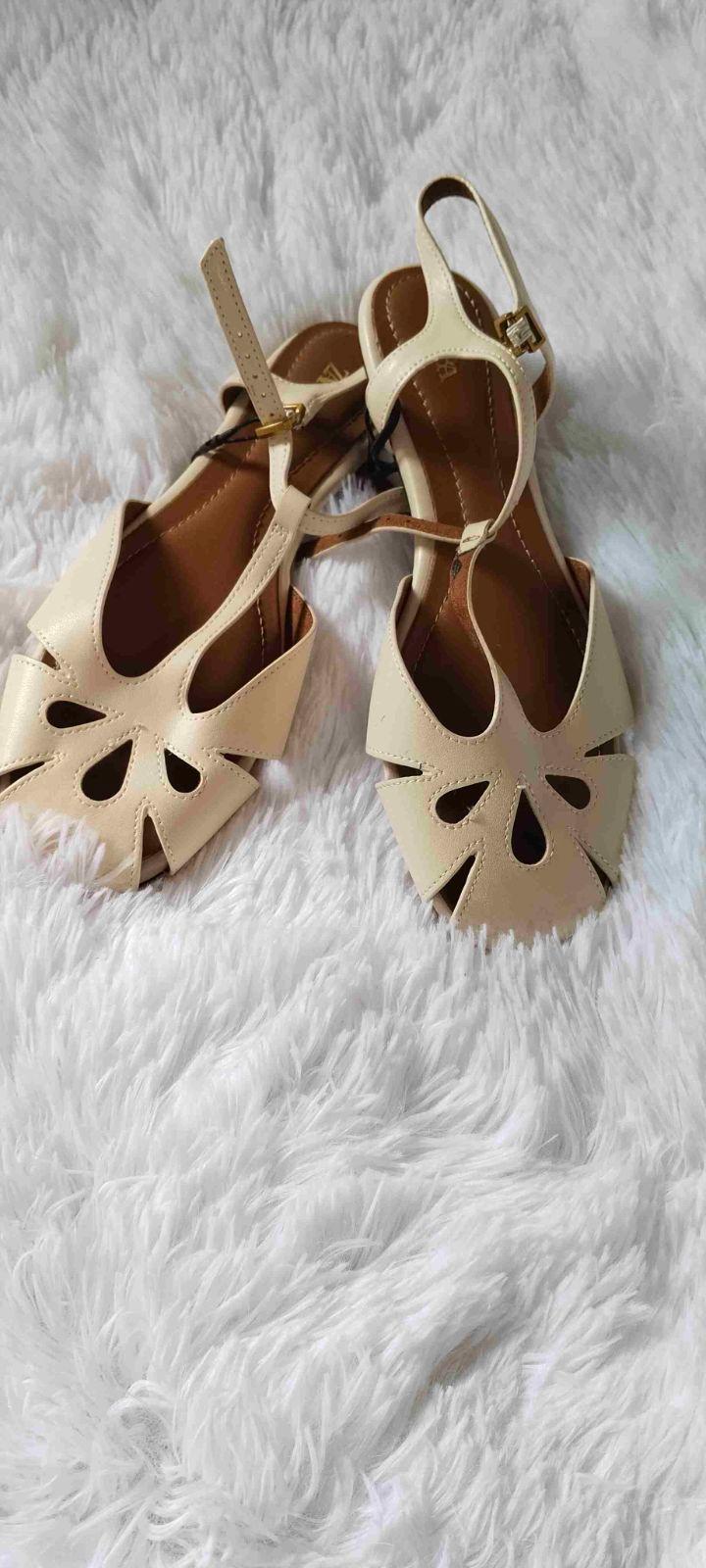 Sandalias planas beige ZARA con etiqueta, foto 2 de 3