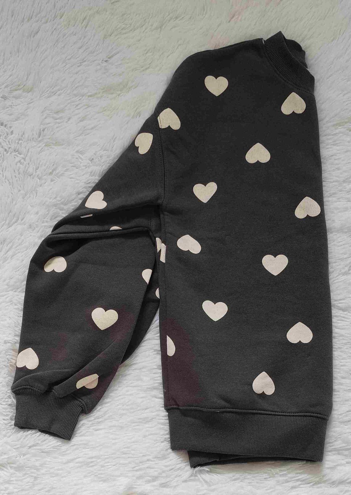 Sweater gris oscuro con estampado de corazones, foto 2 de 2