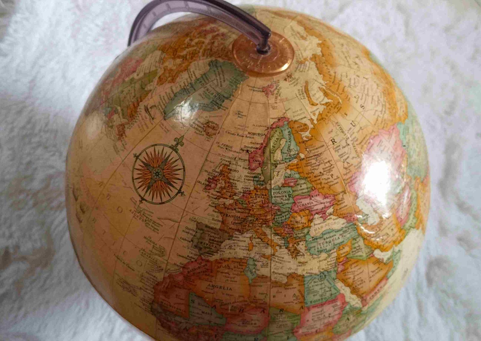 Globo terráqueo vintage estilo antiguo, foto 2 de 3