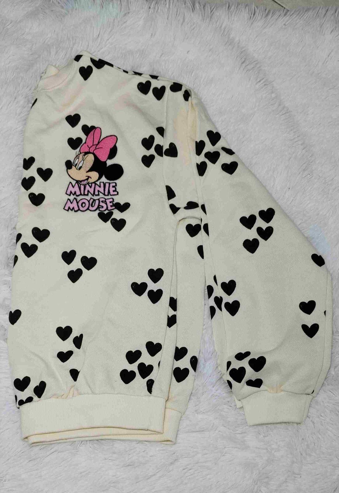 Suéter de Minnie Mouse beige con corazones negros, foto 2 de 2