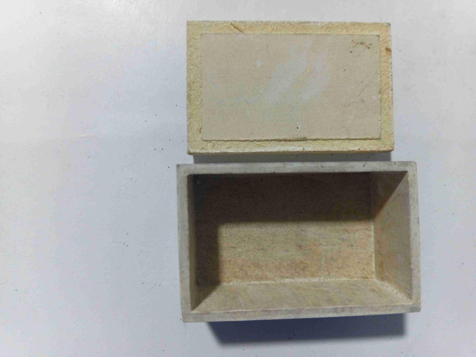 Caja decorativa pequeña de piedra o material rústico, foto 2 de 3