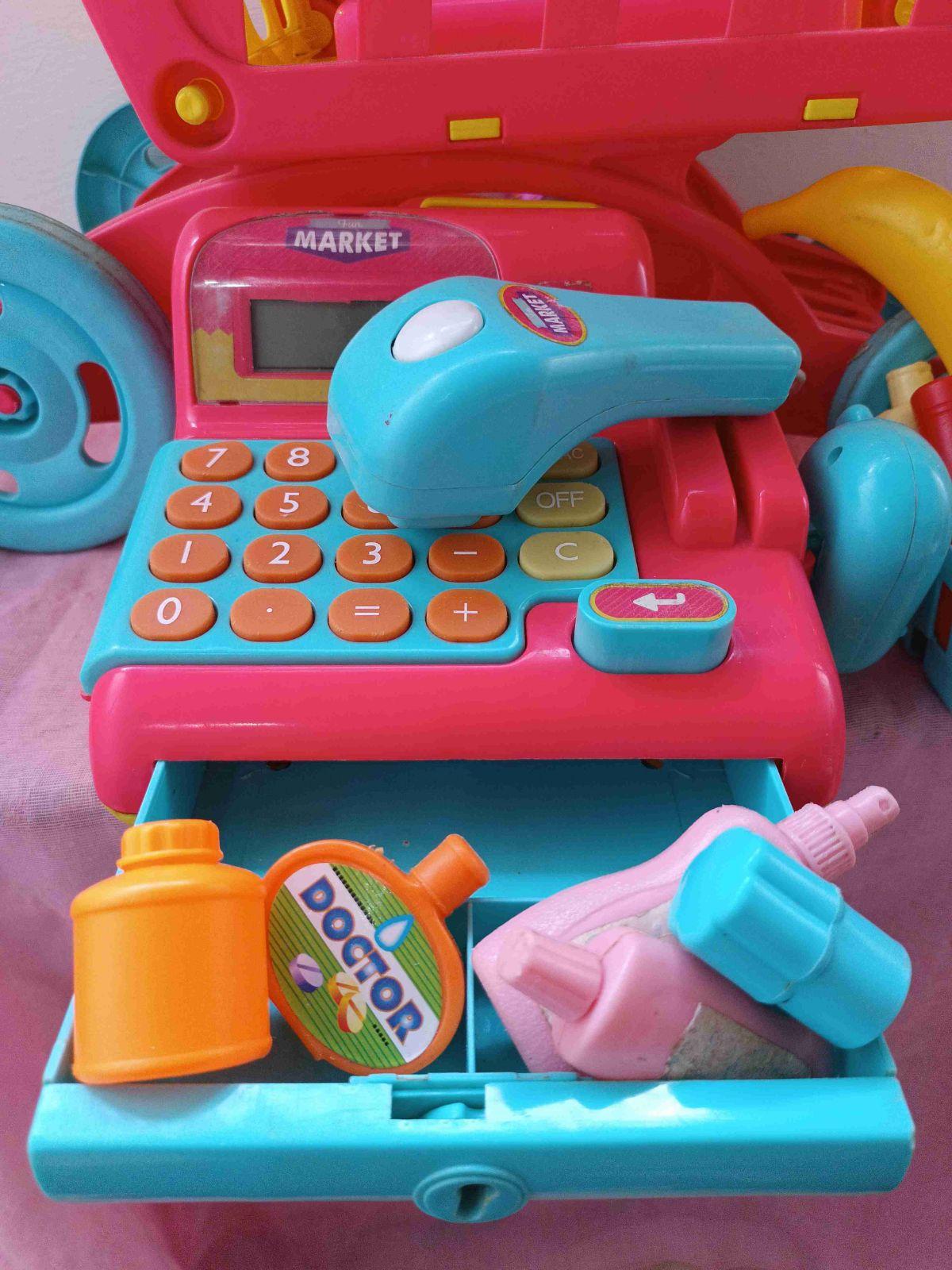 Carrito de compras de juguete con caja registradora y accesorios, foto 2 de 8
