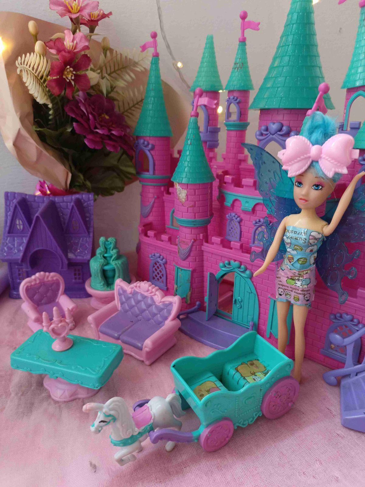 Castillo de juguete con muñeca, accesorios y comida de plástico, foto 2 de 5