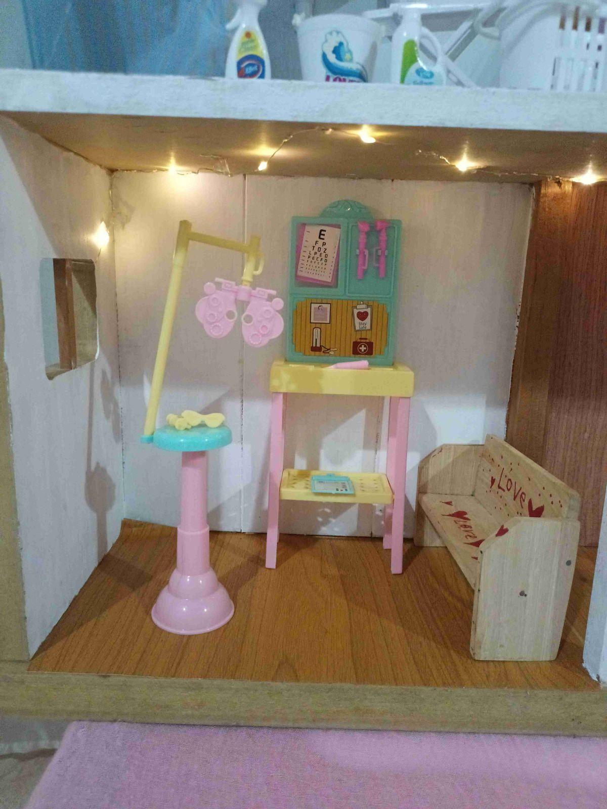 Casa de muñecas de madera con accesorios e iluminación, foto 3 de 8