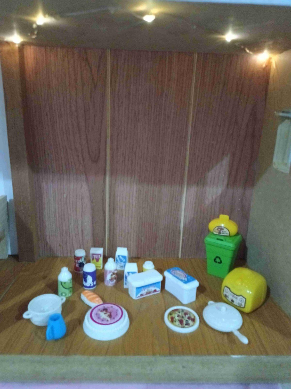 Casa de muñecas de madera con accesorios e iluminación, foto 2 de 8