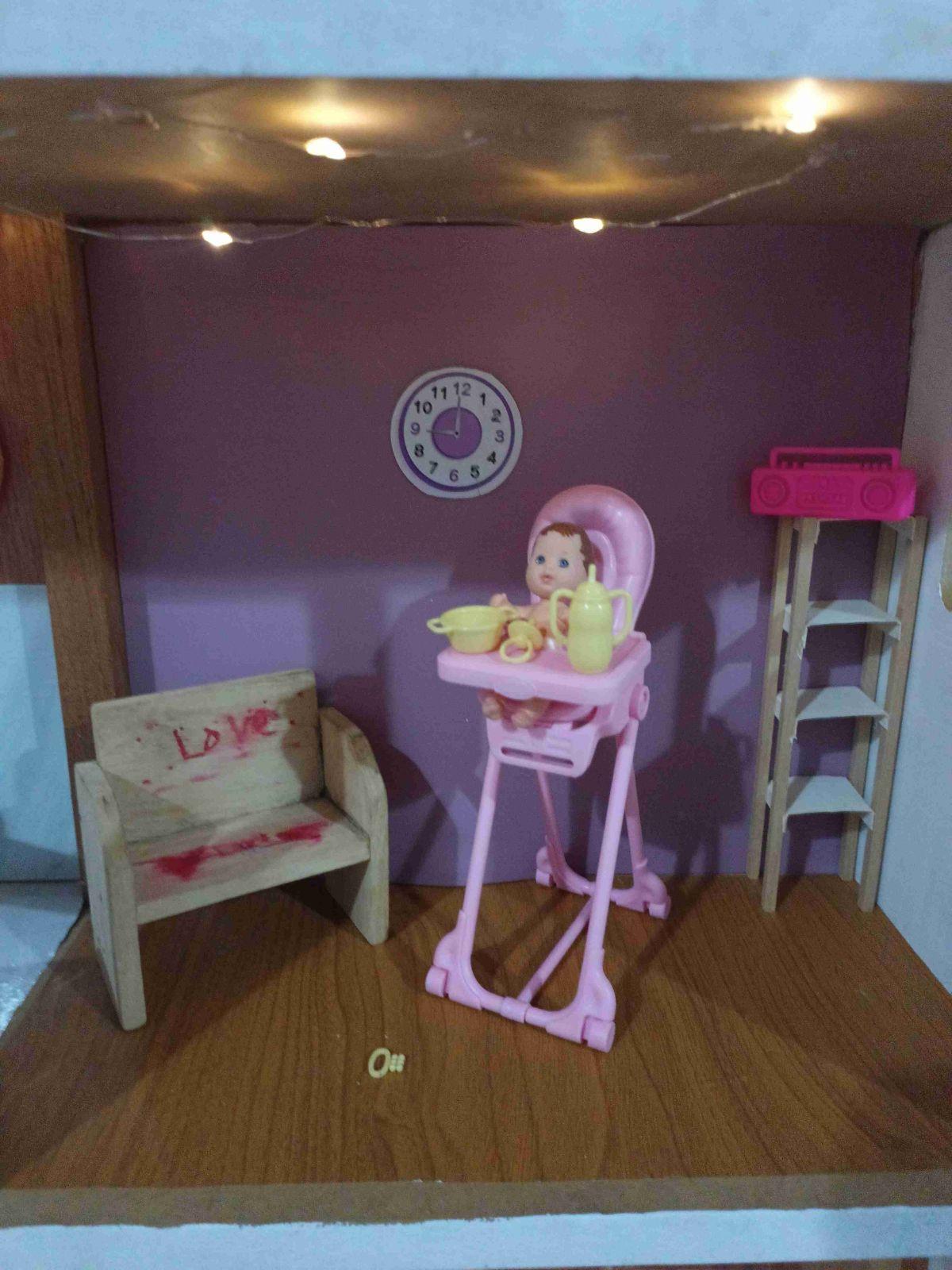 Casa de muñecas de madera con accesorios e iluminación, foto 5 de 8