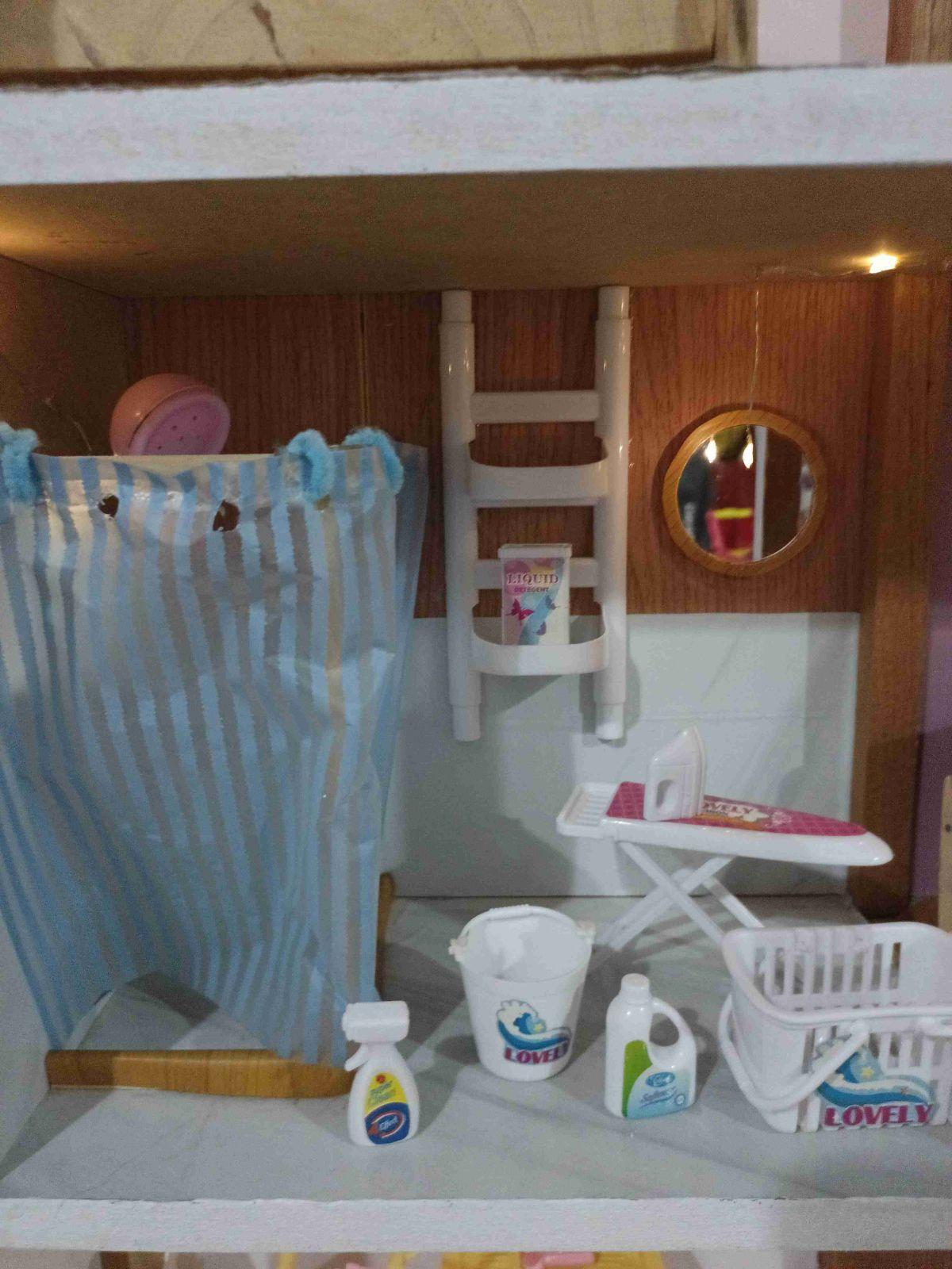 Casa de muñecas de madera con accesorios e iluminación, foto 4 de 8