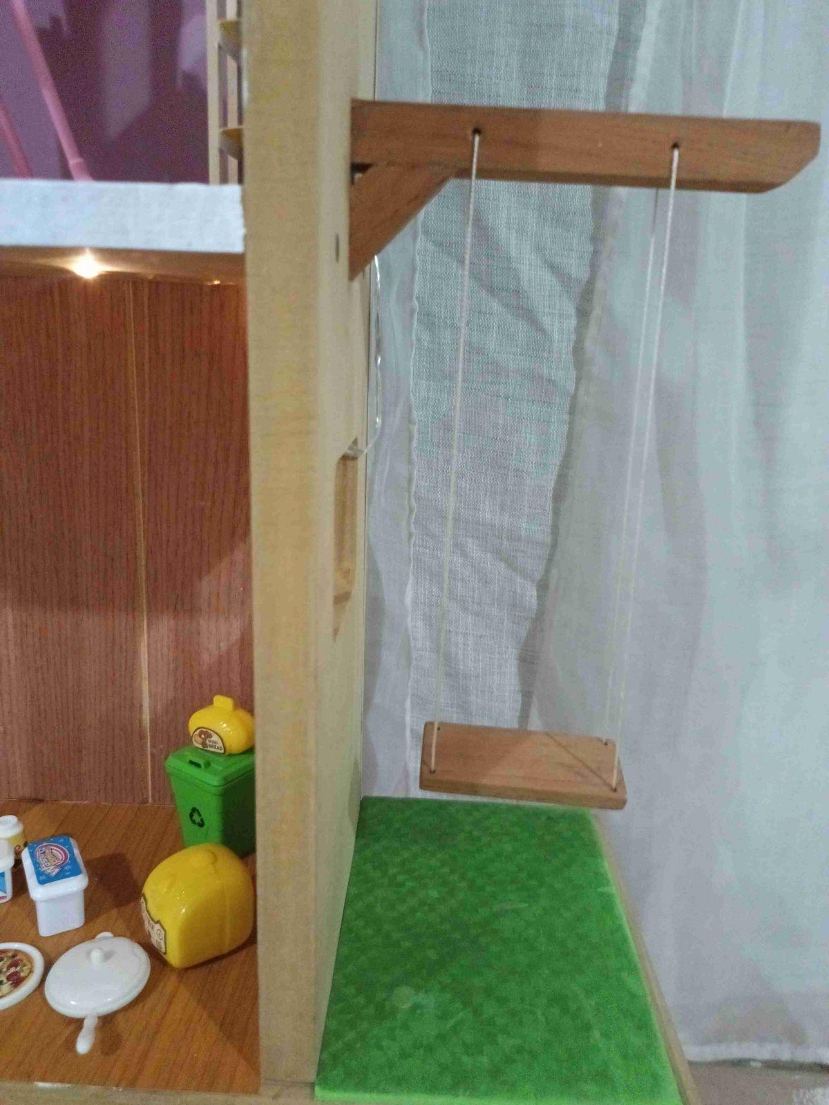Casa de muñecas de madera con accesorios e iluminación, foto 7 de 8