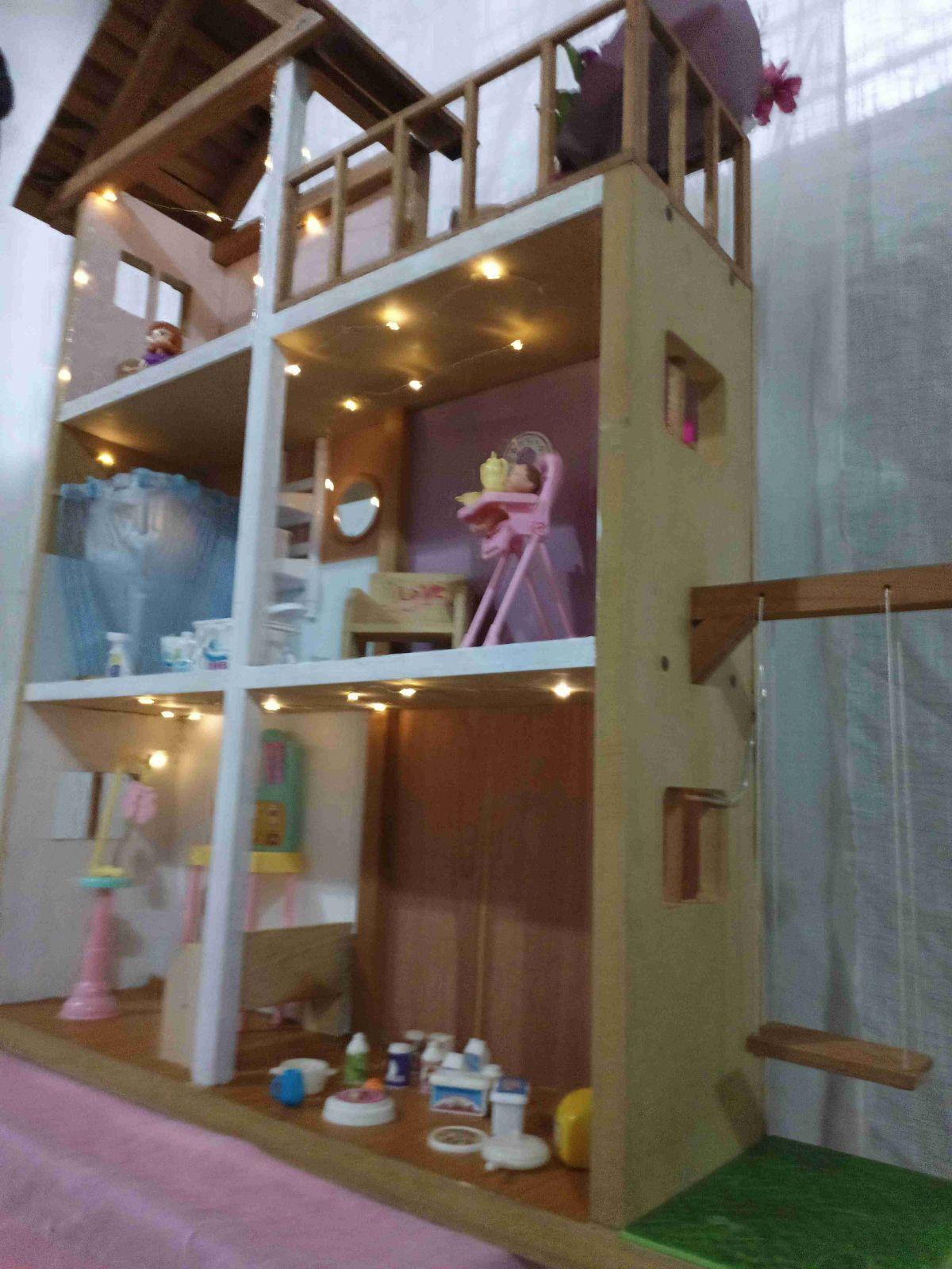 Casa de muñecas de madera con accesorios e iluminación, foto 8 de 8