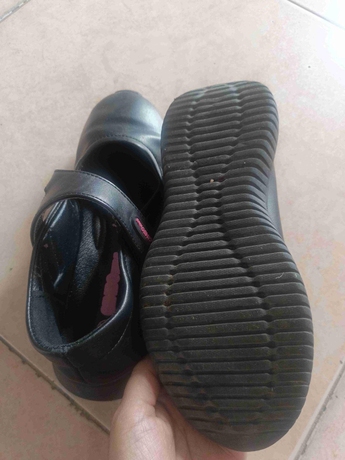 Zapatos escolares negros, foto 2 de 2