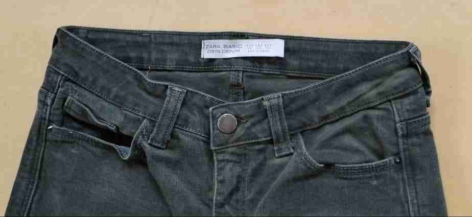Jeans verde oscuro Zara Basic con bordado floral, foto 2 de 4