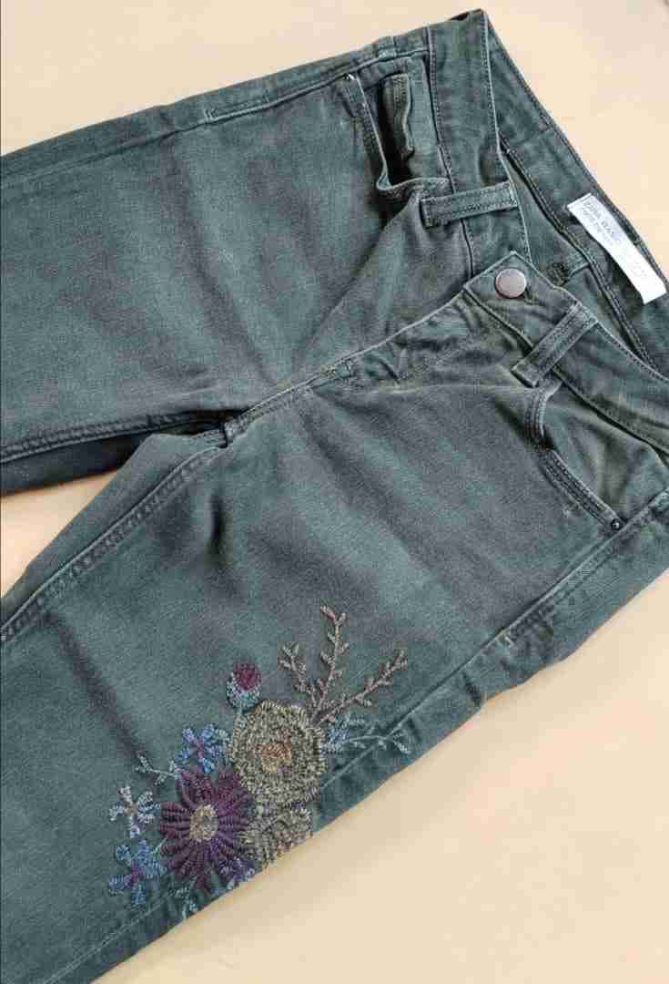 Jeans verde oscuro Zara Basic con bordado floral, foto 3 de 4