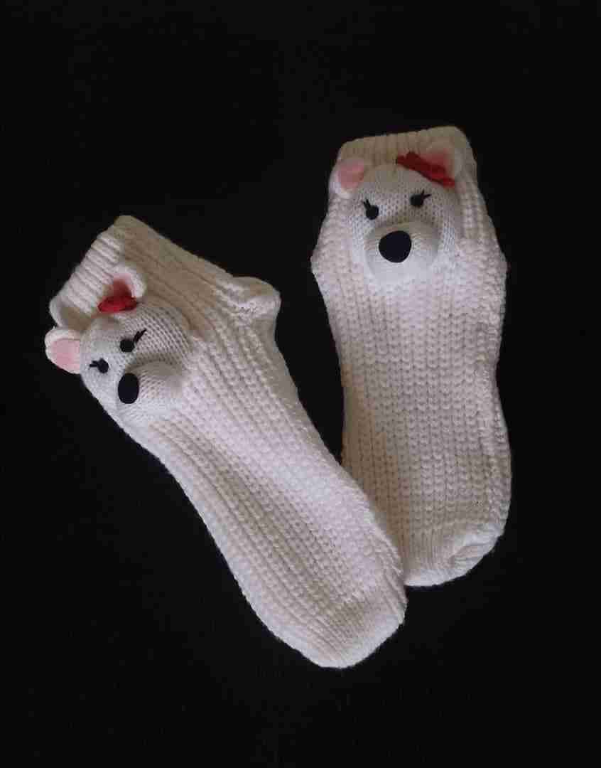 Medias de bebé blancas tejidas con diseño de osito, foto 3 de 3