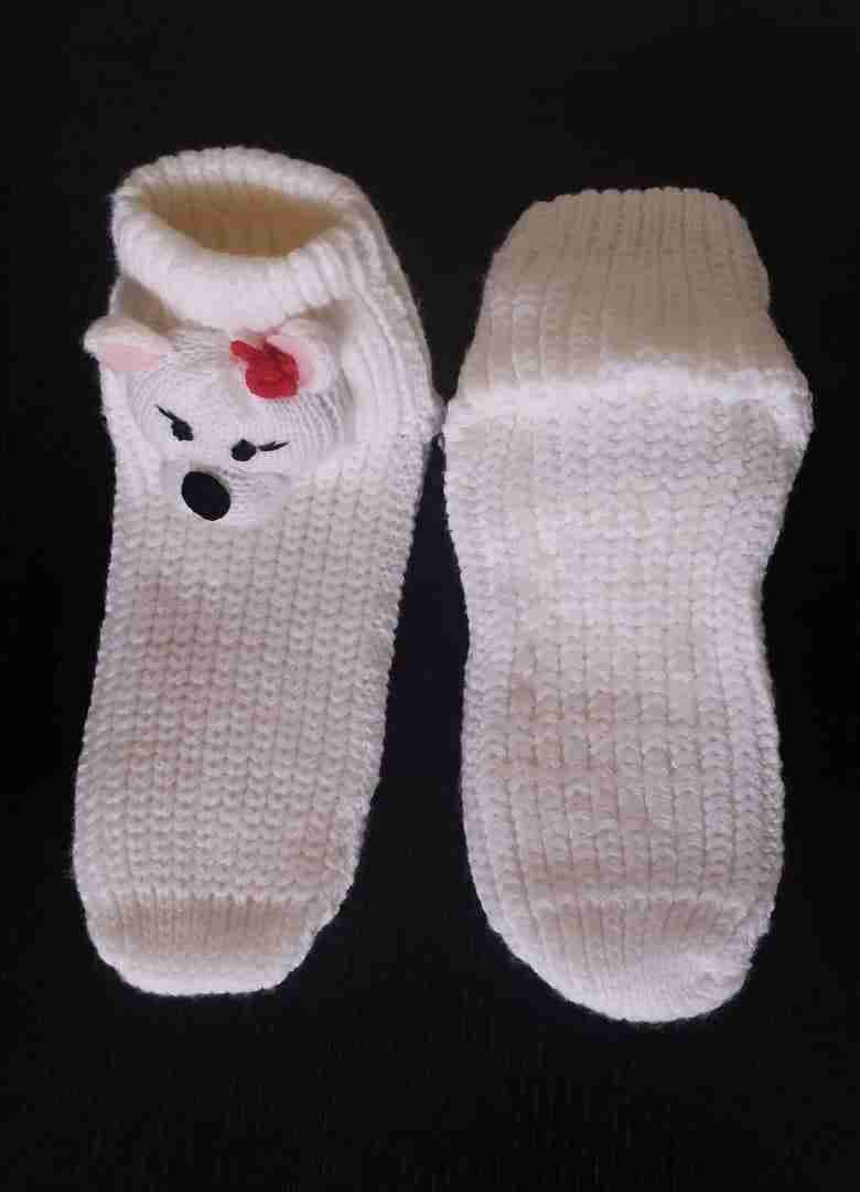 Medias de bebé blancas tejidas con diseño de osito, foto 2 de 3