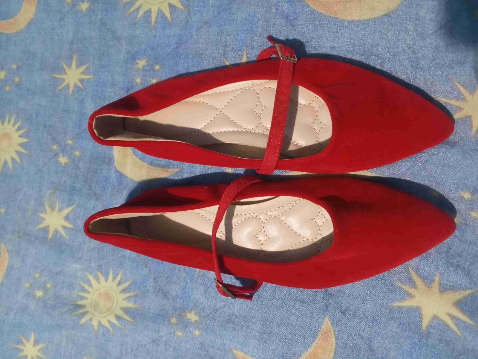 Zapatos rojos planos de mujer con tira, foto 4 de 4