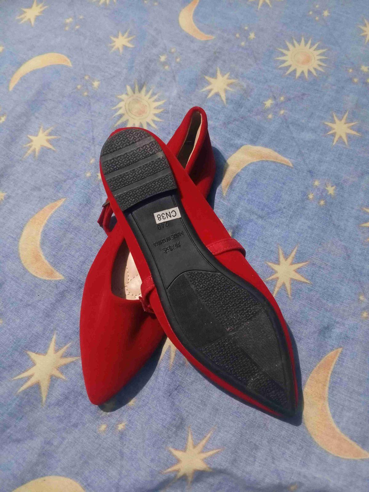 Zapatos rojos planos de mujer con tira, foto 2 de 4