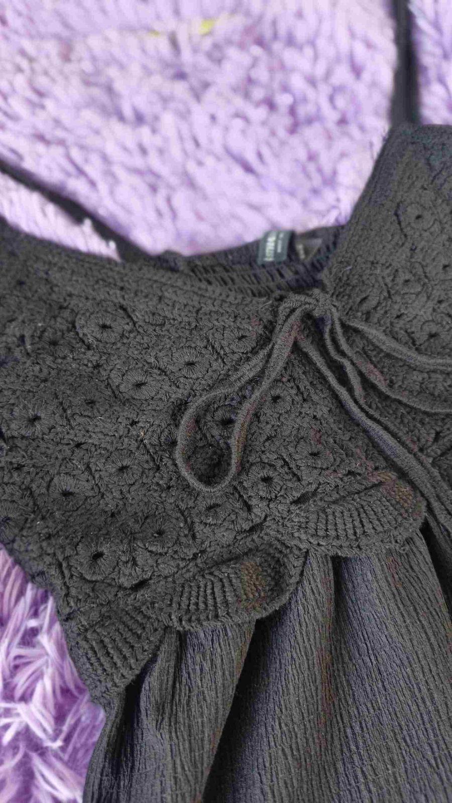 Top Stradivarius Negro con Detalle de Crochet, foto 4 de 6