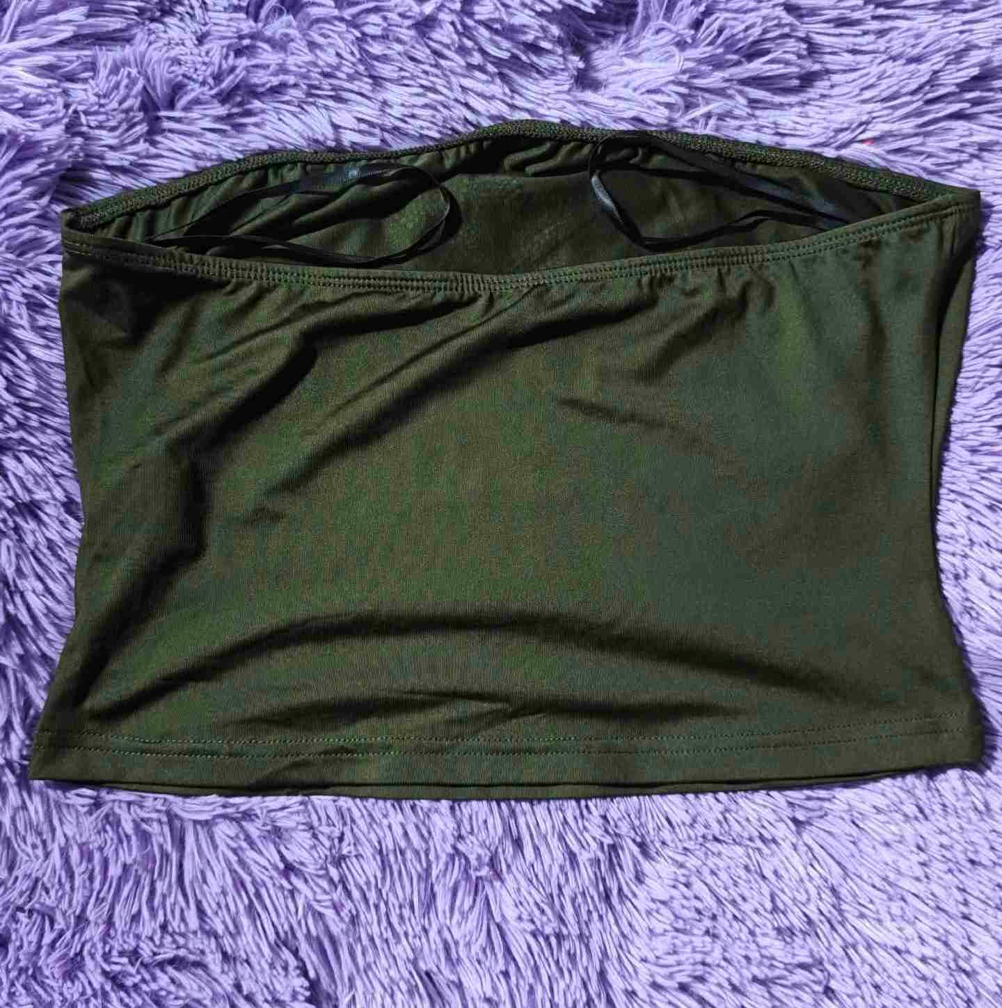 Top strapless verde oscuro con estrella de pedrería, foto 2 de 3