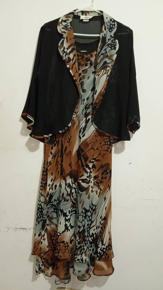 Vestido con chaqueta corta de estampado de mariposas, foto 1 de 1