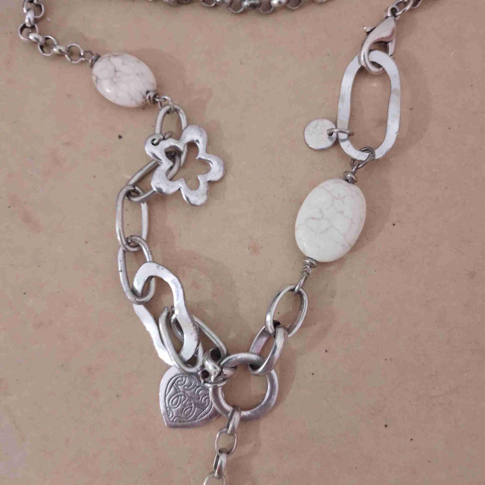 Collar de metal plateado con dije de piedra blanca en forma de corazon, foto 3 de 3