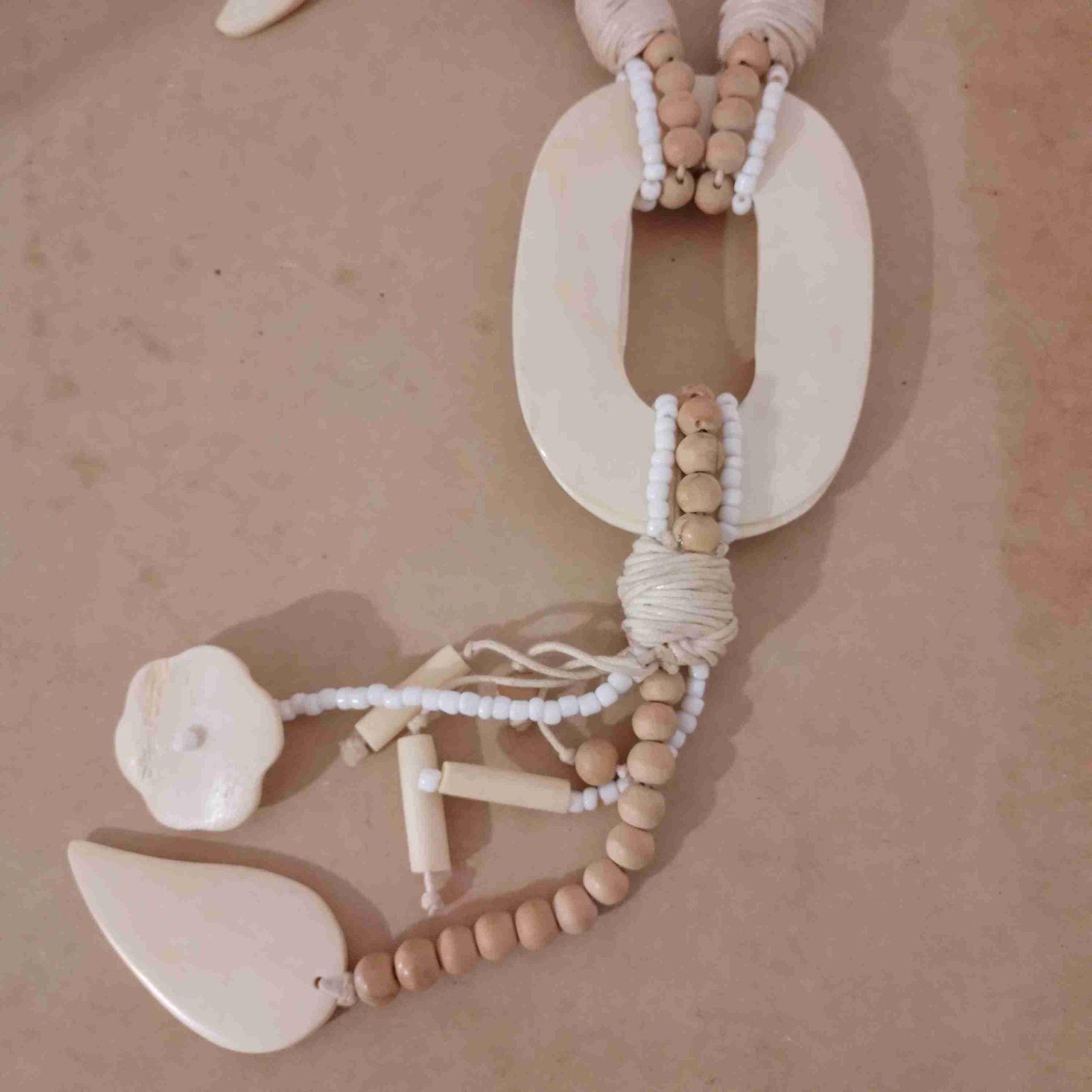 Collar de cuentas de madera y abalorios blancos, foto 2 de 3