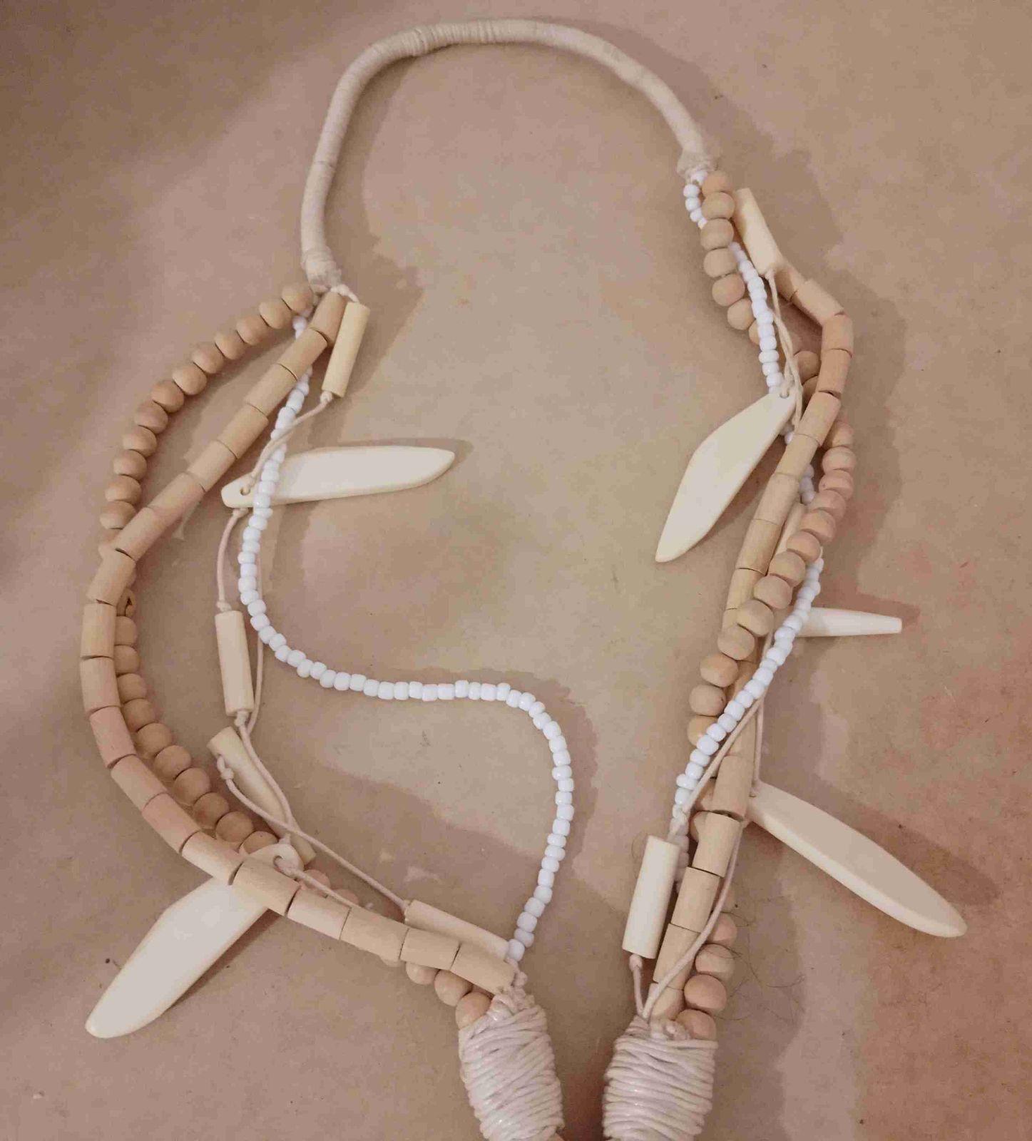 Collar de cuentas de madera y abalorios blancos, foto 3 de 3